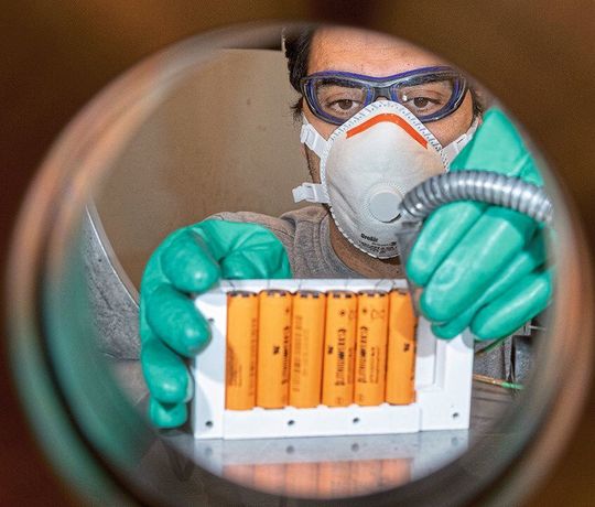 Einer der Schwerpunkte am Batterietestzentrum der BAM beschäftigt sich mit der Sicherheit der Energiezellen. Einer der Schwerpunkte am Batterietestzentrum der BAM beschäftigt sich mit der Sicherheit der Energiezellen.