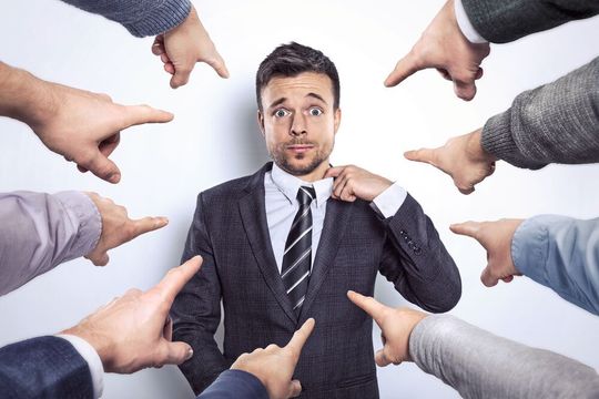 Alle auf einen – so darf kritisches Feedback natürlich auf keinen Fall laufen. Wählen Sie stattdessen das persönliche Zwiegespräch! Alle auf einen – so darf kritisches Feedback natürlich auf keinen Fall laufen. Wählen Sie stattdessen das persönliche Zwiegespräch!