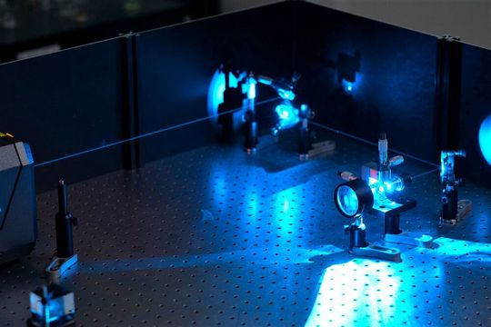 Gut 20 Prozent des globalen Energiebedarfs schluckt die Beleuchtungstechnik. Forschende am Fraunhofer-IPT in Aachen wollen mit smarten Optiken mit Nanostrukturen dagegen etwas tun. Gut 20 Prozent des globalen Energiebedarfs schluckt die Beleuchtungstechnik. Forschende am Fraunhofer-IPT in Aachen wollen mit smarten Optiken mit Nanostrukturen dagegen etwas tun.