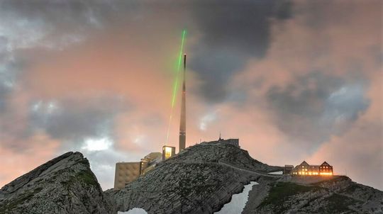 Ausgezuckt! Blick auf den laserbasierten Blitzableiter auf dem Berg Säntis, in den Schweizer Alpen. Der Laserspezialist Trumpf und die Uni Genf starten damit erfolgreich das EU-Projekt Laser Lightning Rod. Ausgezuckt! Blick auf den laserbasierten Blitzableiter auf dem Berg Säntis, in den Schweizer Alpen. Der Laserspezialist Trumpf und die Uni Genf starten damit erfolgreich das EU-Projekt Laser Lightning Rod.