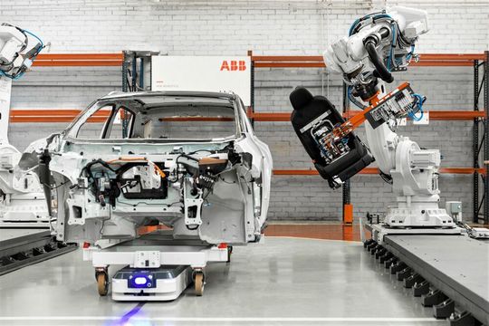 ABB übernimmt Asti Mobile Robotics, um den nächsten Schritt in Richtung neuer, autonom agierender Roboter zu gehen. Hier das Zusammenspiel von ABB- und Asti-Systemen bei der Endmontage im Automobilbau. ABB übernimmt Asti Mobile Robotics, um den nächsten Schritt in Richtung neuer, autonom agierender Roboter zu gehen. Hier das Zusammenspiel von ABB- und Asti-Systemen bei der Endmontage im Automobilbau.