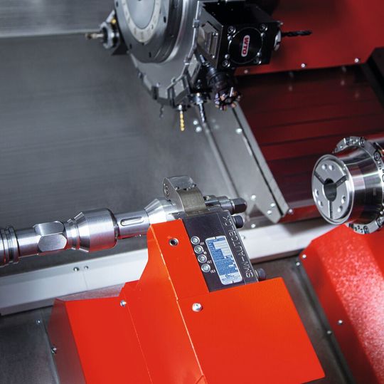 The Maxxturn 65 G2 ensures steady rest for shaft machining. The Maxxturn 65 G2 ensures steady rest for shaft machining.