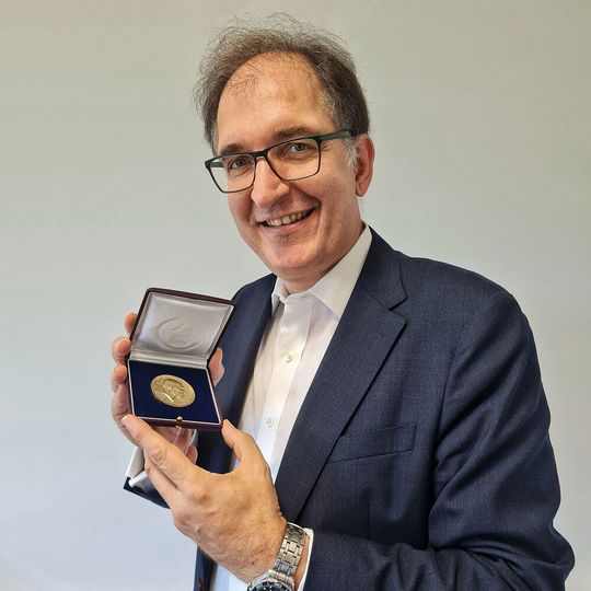 Portrait von Prof. Dr. Peter H. Seeberger mit Emil-Fischer-Medaille Portrait von Prof. Dr. Peter H. Seeberger mit Emil-Fischer-Medaille