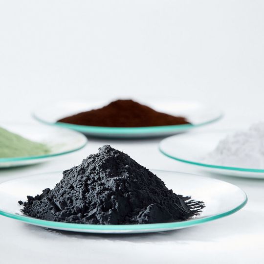 Schlüssel zu leistungsstarken Batteriematerialien: Kathodenmaterialien-Vorprodukte (grünes und braunes Pulver), Lithiumcarbonat (weißes Pulver) und Kathodenmaterialien (schwarzes Pulver). Schlüssel zu leistungsstarken Batteriematerialien: Kathodenmaterialien-Vorprodukte (grünes und braunes Pulver), Lithiumcarbonat (weißes Pulver) und Kathodenmaterialien (schwarzes Pulver).