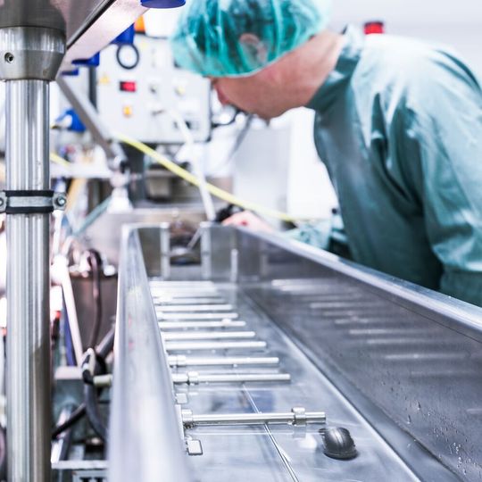 Unter Bedingungen ähnlich wie denen in einem OP-Saal stellt Raumedic medizinische Thermoplast- und Silikonprodukte für die internationale Medizintechnik- und Pharmaindustrie her. Unter Bedingungen ähnlich wie denen in einem OP-Saal stellt Raumedic medizinische Thermoplast- und Silikonprodukte für die internationale Medizintechnik- und Pharmaindustrie her.