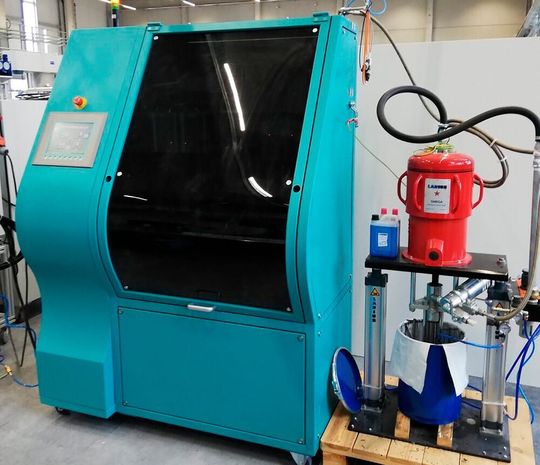 Sunstar stimmt Dichtungsmaterial und Applikationssysteme aufeinander ab. Das hier ist die Foamply. Laut Hersteller lässt sie sich auch leicht in bestehende Fertigungsstraßen integrieren.