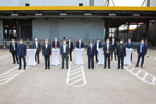 Jede Menge los war am Frankfurter Hub von Lufthansa Cargo bei der Unterzeichnung des Modernisierungsvertrags mit Vollert und Körber. Jede Menge los war am Frankfurter Hub von Lufthansa Cargo bei der Unterzeichnung des Modernisierungsvertrags mit Vollert und Körber.