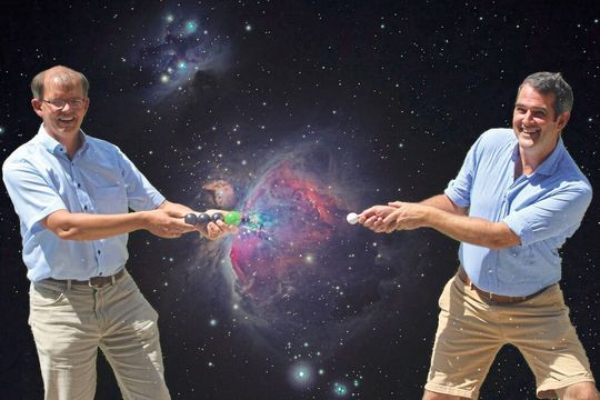 Die Physiker Roland Wester (l.) und Malcolm Simpson demonstrieren, wie Dipol-gebundene Zustände die Entstehung negativer Ionen in interstellaren Wolken ermöglichen. Die Physiker Roland Wester (l.) und Malcolm Simpson demonstrieren, wie Dipol-gebundene Zustände die Entstehung negativer Ionen in interstellaren Wolken ermöglichen.