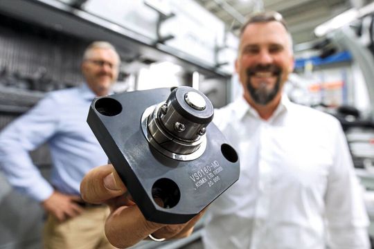 Das Nullpunkt-Spannsystem von Kosmek. Im Hintergrund Dietmar Bahn (li.), Vertriebsleiter Anger Machining, und Patrick Plamenig, Geschäftsführer von Kosmek Europe. Das Nullpunkt-Spannsystem von Kosmek. Im Hintergrund Dietmar Bahn (li.), Vertriebsleiter Anger Machining, und Patrick Plamenig, Geschäftsführer von Kosmek Europe.