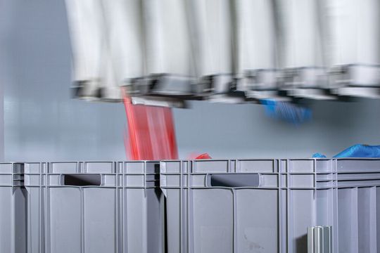 Knapp übernimmt die Automatisierung im neuen E-Commerce-Lager des Multi-Channel-Retailers Next, in Großbritannien. Eine Hauptrolle wird das Dürrkopp-System Autopocket bilden, das die neueste Generation von Taschensortern markiert (hier in Action). Knapp übernimmt die Automatisierung im neuen E-Commerce-Lager des Multi-Channel-Retailers Next, in Großbritannien. Eine Hauptrolle wird das Dürrkopp-System Autopocket bilden, das die neueste Generation von Taschensortern markiert (hier in Action).
