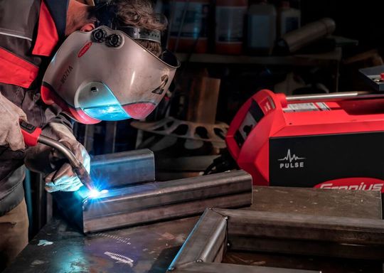 Der österreichische Biohof Hafner zu Wanzbach setzt bei Reparaturen und Umbauten auf das vielseitige Schweißsystem Transsteel Pulse von Fronius Perfect Welding. Der österreichische Biohof Hafner zu Wanzbach setzt bei Reparaturen und Umbauten auf das vielseitige Schweißsystem Transsteel Pulse von Fronius Perfect Welding.