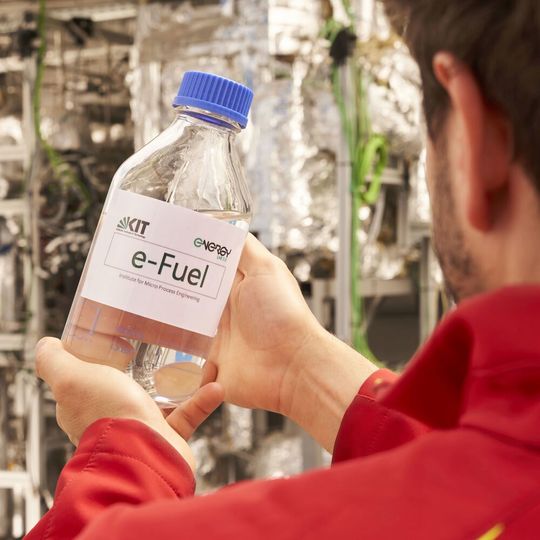 Bis zu 200 Liter synthetisches Kraftstoffgemisch pro Tag produziert die Containeranlage im Energy Lab 2.0. Bis zu 200 Liter synthetisches Kraftstoffgemisch pro Tag produziert die Containeranlage im Energy Lab 2.0.