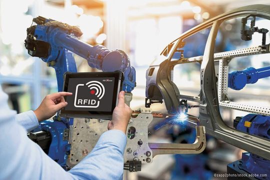 Über RFID-Tags an den Bearbeitungsstationen werden die Tablets der Werker erkannt und mit der passenden Visualisierung bespielt. Über RFID-Tags an den Bearbeitungsstationen werden die Tablets der Werker erkannt und mit der passenden Visualisierung bespielt.