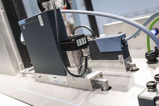 The liquid flow controller regulates the hydrogen peroxide, while the atomizing air is precisely metered to the nozzle at the same time via a mass flow controller. The liquid flow controller regulates the hydrogen peroxide, while the atomizing air is precisely metered to the nozzle at the same time via a mass flow controller.