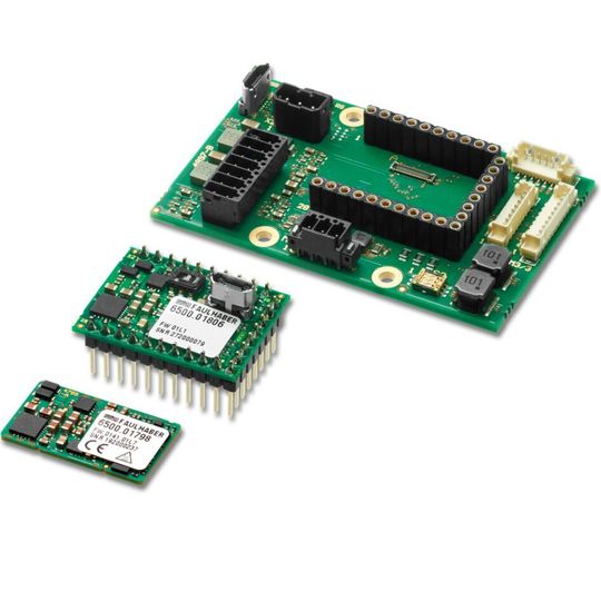 Die miniaturisierten Motion Controller MC 3001 B (unten) und MC 3001 P (Mitte) sowie das passende Motherboard (eines von sechs) aus dem Starter Kit. Die miniaturisierten Motion Controller MC 3001 B (unten) und MC 3001 P (Mitte) sowie das passende Motherboard (eines von sechs) aus dem Starter Kit.