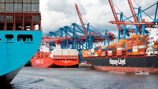 Wie das Institut für Weltwirtschaft (ifW) registriert, läuft der globale Containerverkehr per Schiff immer noch alles andere als rund. In China entspanne sich die Lage. Dafür stauten sich die Schiffsladungen jetzt in US-Häfen. Wie das Institut für Weltwirtschaft (ifW) registriert, läuft der globale Containerverkehr per Schiff immer noch alles andere als rund. In China entspanne sich die Lage. Dafür stauten sich die Schiffsladungen jetzt in US-Häfen.
