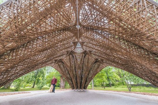 Der Liv-Mat-S-Pavillon veranschaulicht, wie durch die Kombination von natürlichen Materialien und digitalen Technologien eine einzigartige bioinspirierte Architektur ermöglicht wird.