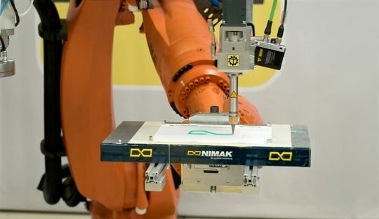 Das Nimak-Dosiersystem „Smartdosing+“ appliziert hier eine Klebenaht. Das Besondere ist, dass das neuartige, elektromotorische Fasspumpenkonzept einen meist relativ teuren Dosierer überflüssig macht, wie Nimak betont. Das Nimak-Dosiersystem „Smartdosing+“ appliziert hier eine Klebenaht. Das Besondere ist, dass das neuartige, elektromotorische Fasspumpenkonzept einen meist relativ teuren Dosierer überflüssig macht, wie Nimak betont.