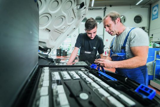 Die duale Ausbildung – auch im Kfz-Gewerbe – verdient mehr Anerkennung, findet der ZDK. Die duale Ausbildung – auch im Kfz-Gewerbe – verdient mehr Anerkennung, findet der ZDK.