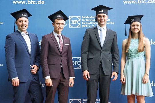 Die besten Absolventen (v. li.) Christian Schneider, Paul Antesmann, Marvin Nett und Lina Thissen erhielten Stipendien. Die besten Absolventen (v. li.) Christian Schneider, Paul Antesmann, Marvin Nett und Lina Thissen erhielten Stipendien.