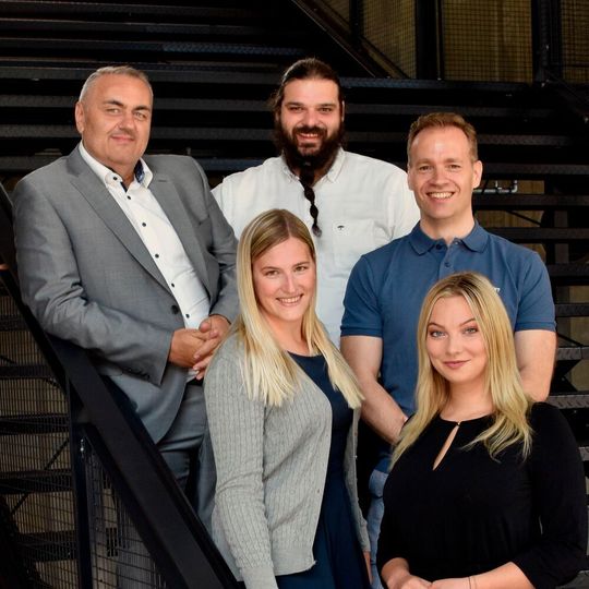 Das neue Channel-Team bei Logpoint, von links oben nach rechts unten: Djani Kovac, Irakli Edjibia, Björn Brauer, Sarah Klöckner und Lea Noffz Das neue Channel-Team bei Logpoint, von links oben nach rechts unten: Djani Kovac, Irakli Edjibia, Björn Brauer, Sarah Klöckner und Lea Noffz