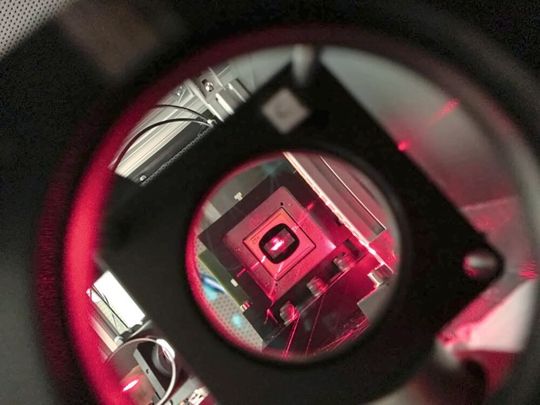 Mit einem Lasersystem manipulieren die Forscher der TU Wien Bose-Einstein-Kondensate – also extrem kalte Materiezustände Mit einem Lasersystem manipulieren die Forscher der TU Wien Bose-Einstein-Kondensate – also extrem kalte Materiezustände