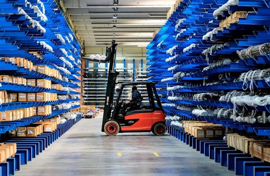 Statt auf Krane setzt Mundinger Transport beim Handling von Langgut jetzt konsequent auf Gabelstapler, weil das effizienter ist. Und Ohra-Schwerlast-Kragarmregale unterstützen das Konzept im neuen Mundinger-Lager in Rudersberg. Statt auf Krane setzt Mundinger Transport beim Handling von Langgut jetzt konsequent auf Gabelstapler, weil das effizienter ist. Und Ohra-Schwerlast-Kragarmregale unterstützen das Konzept im neuen Mundinger-Lager in Rudersberg.