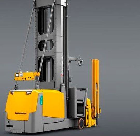 Das ist der autonome, elektrische Dreiseitenstaplers EKX 516a. Er zeichnet sich laut Hersteller durch Hubhöhen bis 13.000 Millimeter aus. Ihn bringen 80 Volt über einen sparsamen, wartungsfreien Synchron-Reluktanzmotor, in Bewegung.