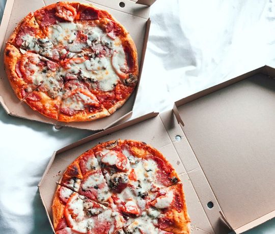 Die Zwei-Pizza-Regel nach Jeff Bezos: Es sollten nur so viele Menschen an einem Meeting teilnehmen wie von zwei Pizzen satt werden. Die Zwei-Pizza-Regel nach Jeff Bezos: Es sollten nur so viele Menschen an einem Meeting teilnehmen wie von zwei Pizzen satt werden.