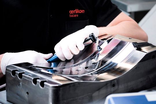 Nur hochglanzpolierte Spritzgusswerkzeuge bringen 1A-Bauteile. Damit ideale Oberflächen entstehen, bietet Oerlikon Balzers einen speziellen Komplettservice an. Das Ergebnis steigere auch noch die Produktivität beim Spritzgießen. Nur hochglanzpolierte Spritzgusswerkzeuge bringen 1A-Bauteile. Damit ideale Oberflächen entstehen, bietet Oerlikon Balzers einen speziellen Komplettservice an. Das Ergebnis steigere auch noch die Produktivität beim Spritzgießen.