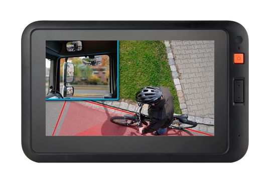 Auf einem Display erkennen Fahrerinnen und Fahrer Radfahrende im „toten Winkel“. Die Sichtverhältnisse „auf dem Bock“ werden so deutlich besser. Auf einem Display erkennen Fahrerinnen und Fahrer Radfahrende im „toten Winkel“. Die Sichtverhältnisse „auf dem Bock“ werden so deutlich besser.