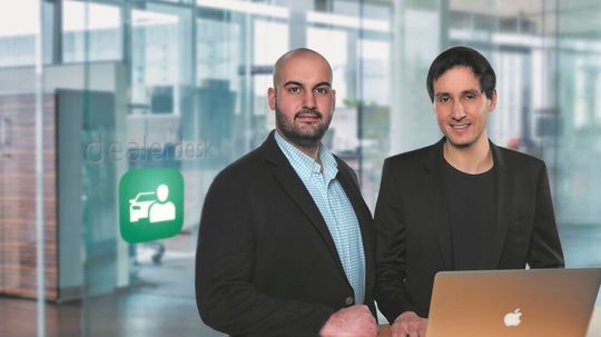 Soner (l.) und Taner Catakli wollen Autohäusern mit Dealerdesk ein Werkzeug an die Hand geben, mit dem sie gegenüber ihren digitalen Wettbewerbern die Nase vorne haben.