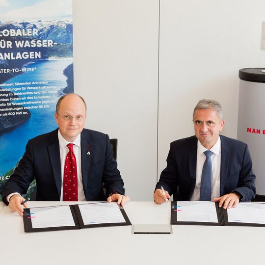 Frank Mette (links), Geschäftsführer von Andritz Hydro in Deutschland, und Dr. Uwe Lauber (rechts), Vorstandsvorsitzender und Technologievorstand von MAN Energy Solutions, unterzeichneten ein strategisches Rahmenabkommen. Frank Mette (links), Geschäftsführer von Andritz Hydro in Deutschland, und Dr. Uwe Lauber (rechts), Vorstandsvorsitzender und Technologievorstand von MAN Energy Solutions, unterzeichneten ein strategisches Rahmenabkommen.