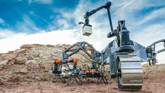 Die Roboter SherpaTT und Coyote III bei terretrischen Analogtests in Utah. Die Systeme sind mit standardisierten Schnittstellen ausgerüstet, die das Andocken zusätzlicher Funktionsmodule wie Manipulatoren oder Sensoreinheiten ermöglichen. Die Roboter SherpaTT und Coyote III bei terretrischen Analogtests in Utah. Die Systeme sind mit standardisierten Schnittstellen ausgerüstet, die das Andocken zusätzlicher Funktionsmodule wie Manipulatoren oder Sensoreinheiten ermöglichen.