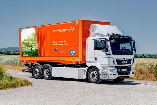 Der Logistikdienstleister Gebrüder Weiss transportiert HP-Produkte in Zentral- und Osteuropa erfolgreich mit Elektro-Lkw. Das spare zig Tonnen von CO2 im Jahr. Der Logistikdienstleister Gebrüder Weiss transportiert HP-Produkte in Zentral- und Osteuropa erfolgreich mit Elektro-Lkw. Das spare zig Tonnen von CO2 im Jahr.