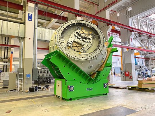 Optimierter Wendevorgang: Das Wenden der Rotornaben ist mit dem RUD Tecdos TM in wenigen Minuten abgeschlossen und dabei besonders ergonomisch und sicher. Optimierter Wendevorgang: Das Wenden der Rotornaben ist mit dem RUD Tecdos TM in wenigen Minuten abgeschlossen und dabei besonders ergonomisch und sicher.