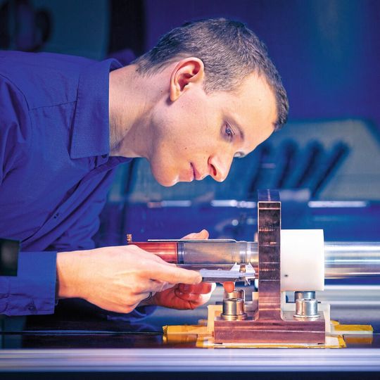 Beim Magnetpulsschweißen sorgt der magnetische Druck einer Werkzeugspule für eine Hochgeschwindigkeitskollision. Beim Magnetpulsschweißen sorgt der magnetische Druck einer Werkzeugspule für eine Hochgeschwindigkeitskollision.