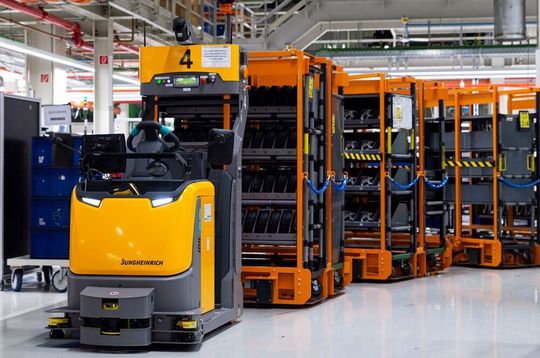 Jungheinrich automatisert die Materialversorgung im ungarischen Audi-Werk in Györ. Fahrerlose Schlepper bedienen dann 57 Haltestellen auf einem 1000 Meter langen Versorgungsweg. Jungheinrich automatisert die Materialversorgung im ungarischen Audi-Werk in Györ. Fahrerlose Schlepper bedienen dann 57 Haltestellen auf einem 1000 Meter langen Versorgungsweg.