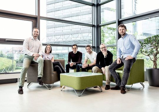 In 2020 verzeichnete Onlinedoctor ein Wachstum von mehr als 250 Prozent gegenüber dem Vorjahr. (v.l.n.r.) Dr. Philipp S. F. Wustrow (Mitbegründer), Leonie Sommer-Eska (Geschäftsführerin Deutschland), Dr. Philipp Freitag (Business Development Manager & Geschäftsführer Österreich), Falko Burghausen (Chief Technology Officer), Dr. E. Paul Scheidegger (Mitbegründer und medizinischer Leiter), Dr. Tobias Wolf (Mitbegründer) In 2020 verzeichnete Onlinedoctor ein Wachstum von mehr als 250 Prozent gegenüber dem Vorjahr. (v.l.n.r.) Dr. Philipp S. F. Wustrow (Mitbegründer), Leonie Sommer-Eska (Geschäftsführerin Deutschland), Dr. Philipp Freitag (Business Development Manager & Geschäftsführer Österreich), Falko Burghausen (Chief Technology Officer), Dr. E. Paul Scheidegger (Mitbegründer und medizinischer Leiter), Dr. Tobias Wolf (Mitbegründer)