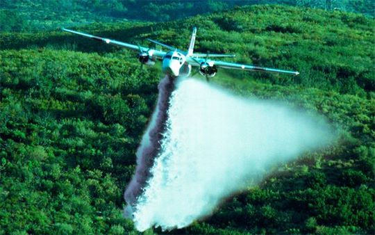 Mit solchen Flugzeugen, die einen Wald besprühen, könnte Gesteinsmehl in Ökosysteme eingebracht werden, um dadurch Kohlenstoffdioxid aus der Luft zu binden. Mit solchen Flugzeugen, die einen Wald besprühen, könnte Gesteinsmehl in Ökosysteme eingebracht werden, um dadurch Kohlenstoffdioxid aus der Luft zu binden.
