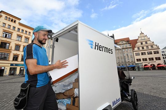 Kann seine Automotive-Abstammung nicht verleugnen: das Elektro-Lastenrad „eCargo“ von Automobilzulieferer Mubea, mit dem Hermes in Leipzig Tests auf der „letzten Meile“ durchgeführt hat. Kann seine Automotive-Abstammung nicht verleugnen: das Elektro-Lastenrad „eCargo“ von Automobilzulieferer Mubea, mit dem Hermes in Leipzig Tests auf der „letzten Meile“ durchgeführt hat.