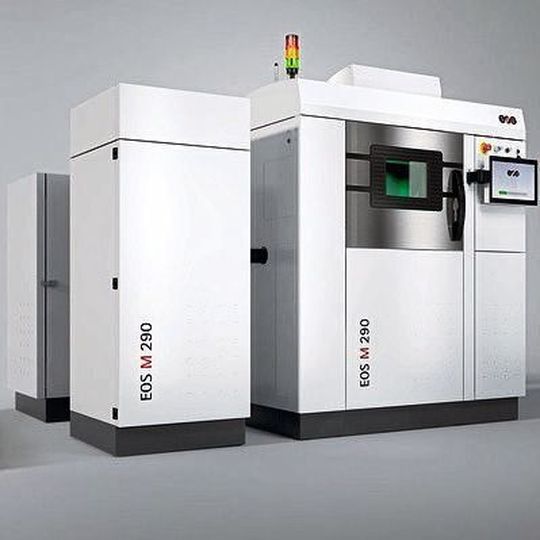 À gauche la Formiga P 110 Velocis pour l'impression 3D haute performance de polymères et à droite la polyvalente M 290 pour la fabrication additive métallique. À gauche la Formiga P 110 Velocis pour l'impression 3D haute performance de polymères et à droite la polyvalente M 290 pour la fabrication additive métallique.