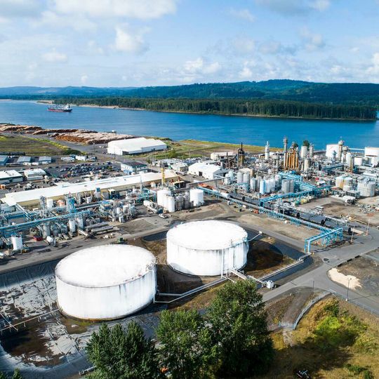 Mit der Übernahme von Emerald Kalama erweitert Lanxess sein Portfolio für die Kunststoff-, Farben- und Lack- sowie Klebstoffindustrie. Mit der Übernahme von Emerald Kalama erweitert Lanxess sein Portfolio für die Kunststoff-, Farben- und Lack- sowie Klebstoffindustrie.