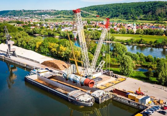 Schmidbauer berichtet hier über einen spektakulären Straßentransport eines Bauteilgiganten für Bayernoil. Vier Etappen hat man dafür durchlaufen. Hier finden Sie beeindruckende Szenen dieser logistischen Leistung. In Kelheim wurde gestartet ... Schmidbauer berichtet hier über einen spektakulären Straßentransport eines Bauteilgiganten für Bayernoil. Vier Etappen hat man dafür durchlaufen. Hier finden Sie beeindruckende Szenen dieser logistischen Leistung. In Kelheim wurde gestartet ...
