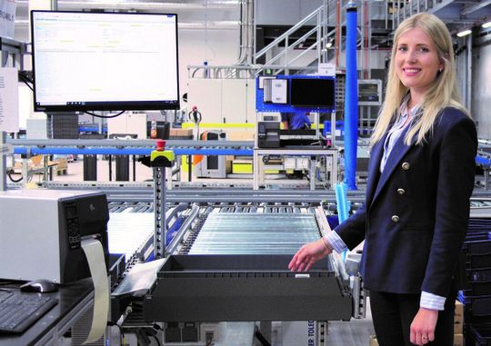 Startschuss für die ersten Aktivitäten im neuen Kleinteilelager bei Nord Drivesystems, das die Knapp AG mit auf die Beine gestellt hat. Carolin von Rönne lagerte das erste Packstück ein. Sie verkörpert die 3. Generation der Nord-Gründerfamilie und ist seit Ende letzten Jahres im Unternehmen aktiv, heißt es. Startschuss für die ersten Aktivitäten im neuen Kleinteilelager bei Nord Drivesystems, das die Knapp AG mit auf die Beine gestellt hat. Carolin von Rönne lagerte das erste Packstück ein. Sie verkörpert die 3. Generation der Nord-Gründerfamilie und ist seit Ende letzten Jahres im Unternehmen aktiv, heißt es.