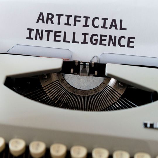 Im April hatte die EU-Kommission einen Entwurf eines „Artificial Intelligence Act“ (AIA) herausgegeben. Hierdurch soll ein Rechtsrahmen zur Regulierung von künstlicher Intelligenz geschaffen werden. (Symbolbild) Im April hatte die EU-Kommission einen Entwurf eines „Artificial Intelligence Act“ (AIA) herausgegeben. Hierdurch soll ein Rechtsrahmen zur Regulierung von künstlicher Intelligenz geschaffen werden. (Symbolbild)
