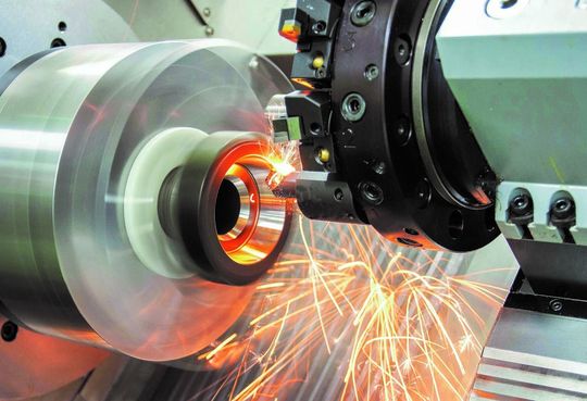 Der dritte Aussteller im Danobat-Bunde ist Hembrug Machine Tools. Er zeigt, was sich mit der neuesten Generation der Hartdrehmaschine des Typs Mikroturn, die nicht nur optisch überarbeitet wurde, alles anstellen lässt. Das kann dann schon mal so aussehen.