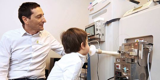 Schnell und genau: Die Maschine, die Prof. Dr. Pablo Sinues und sein Team entwickelt haben, soll bei der Therapie von Epilepsie präziser reagieren können. Schnell und genau: Die Maschine, die Prof. Dr. Pablo Sinues und sein Team entwickelt haben, soll bei der Therapie von Epilepsie präziser reagieren können.