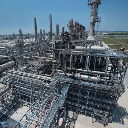 La Porte Komplex: Der Standort erstreckt sich über ca. 550 Hektar und produziert Ethylen, Propylen, lineares Polyethylen niedriger Dichte und Polyethylen niedriger Dichte sowie Acetyle, die zur Herstellung von Essigsäure und Vinylacetatmonomer verwendet werden. La Porte Komplex: Der Standort erstreckt sich über ca. 550 Hektar und produziert Ethylen, Propylen, lineares Polyethylen niedriger Dichte und Polyethylen niedriger Dichte sowie Acetyle, die zur Herstellung von Essigsäure und Vinylacetatmonomer verwendet werden.