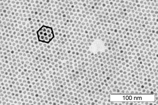Die etwa acht Nanometer kleinen Bleisulfid-Nanopartikel ordnen sich zunächst zu einer Schicht mit Sechseck-Symmetrie. Eines der Sechsecke ist in diesem Bild grafisch hervorgehoben. Die etwa acht Nanometer kleinen Bleisulfid-Nanopartikel ordnen sich zunächst zu einer Schicht mit Sechseck-Symmetrie. Eines der Sechsecke ist in diesem Bild grafisch hervorgehoben.